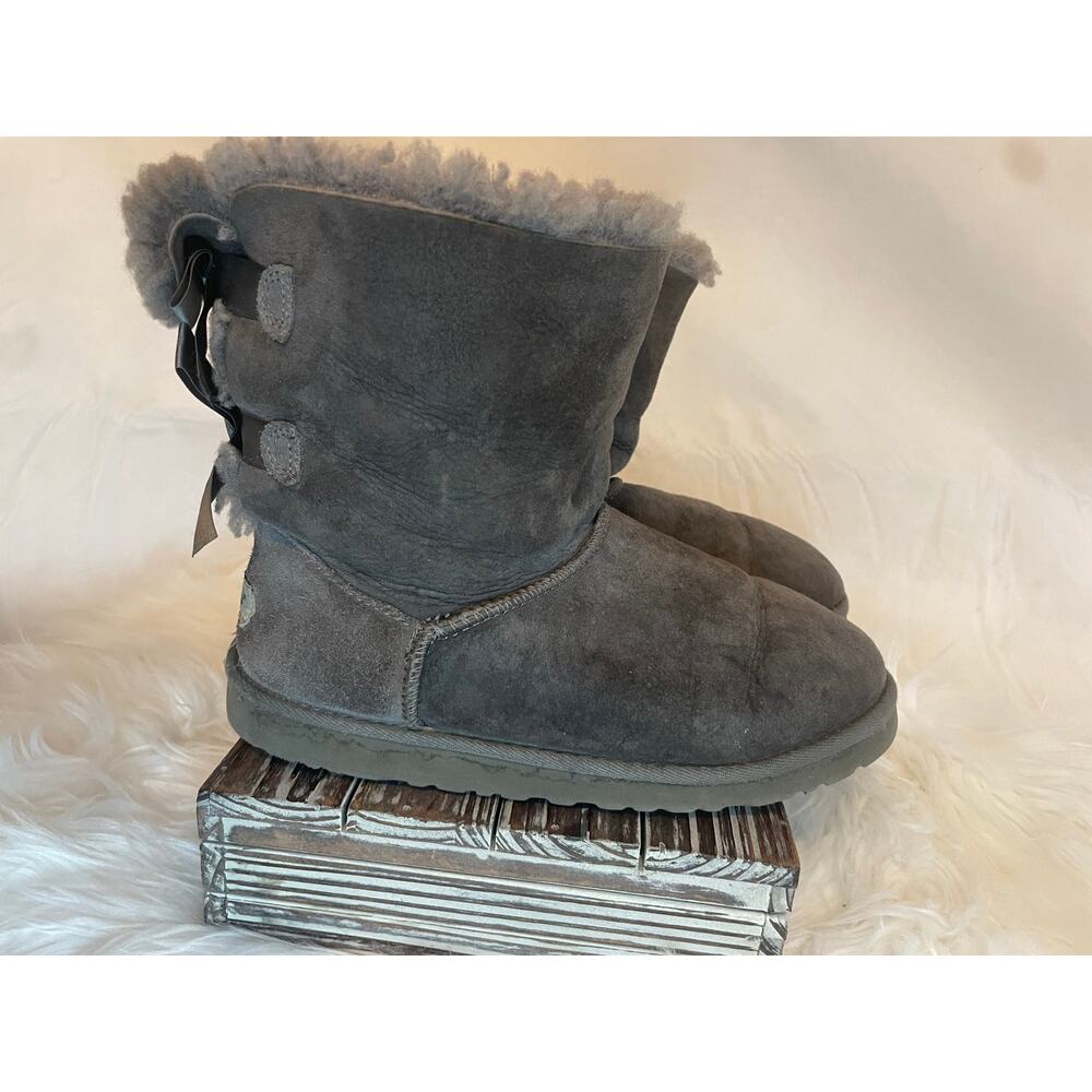 UGG Women's Size 5 Gray Short Bow Boots GUC EUR Size 35